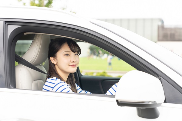 白い車の女性