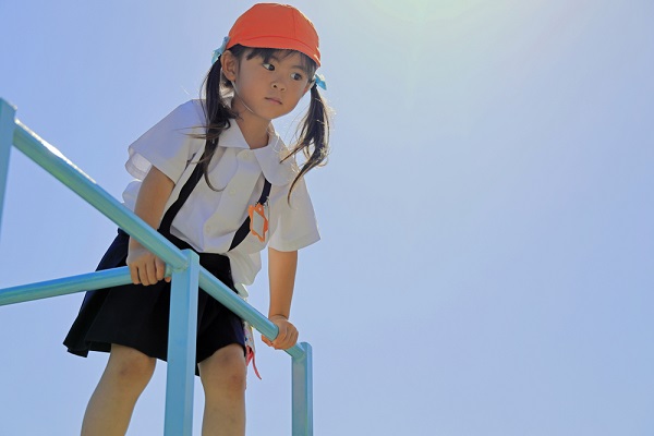幼稚園で遊ぶ子どもの写真