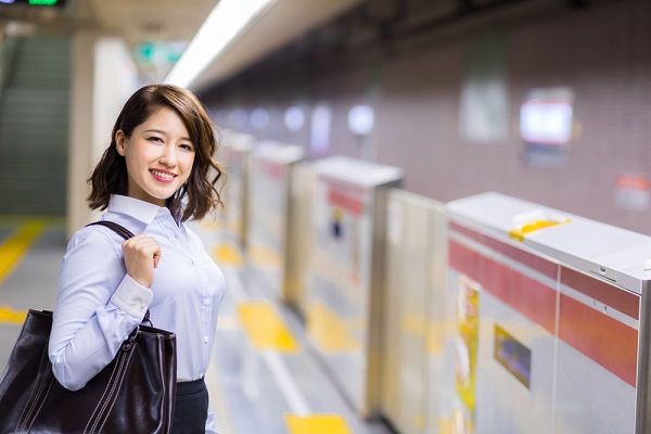 電車を待っている女性