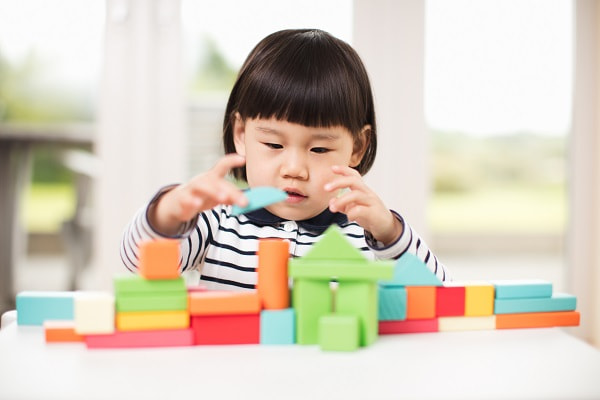 ピアジェの発達段階とは 4段階の理論をわかりやすく一覧表で解説 保育学生の就活お役立ちコラム 保育士バンク 新卒 ピアジェの発達段階とは 4段階の理論をわかりやすく一覧表で解説 保育学生の就活お役立ちコラム 保育士バンク 新卒