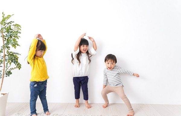 保育園で変身遊びを楽しもう 動物や乗り物など楽しめるテーマと遊び方 保育学生の就活お役立ちコラム 保育士就活バンク 保育園で変身遊びを楽しもう 動物や乗り物など楽しめるテーマと遊び方 保育学生の就活お役立ちコラム 保育士就活バンク