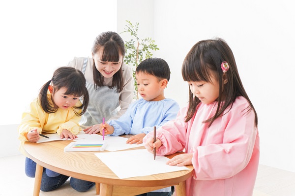 お絵描きしている子ども
