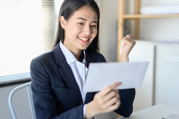 給料を見る女性