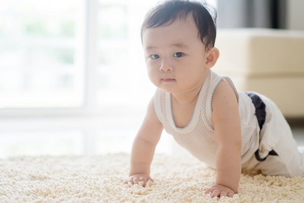 ハイハイをしている子ども