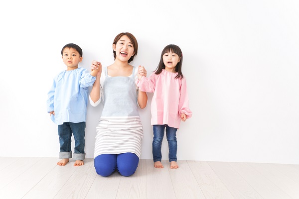 子どもと手をつなぐ先生