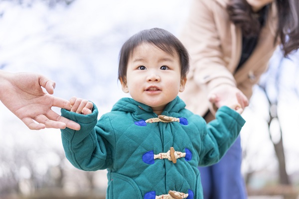 手をつなぐ子ども