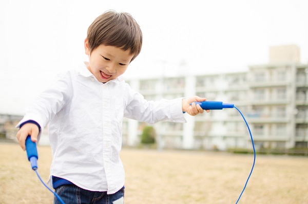縄跳びをする男の子