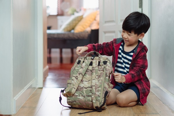 遠足の準備をする子ども