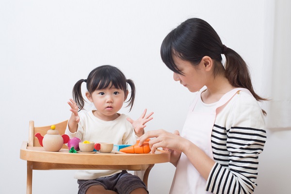 乳児の子どもと保育士の写真