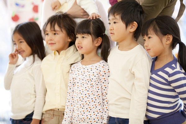 並ぶ子どもたち