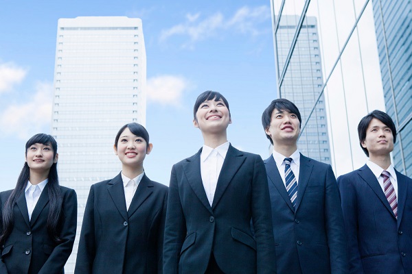 説明会に参加する就活生の写真