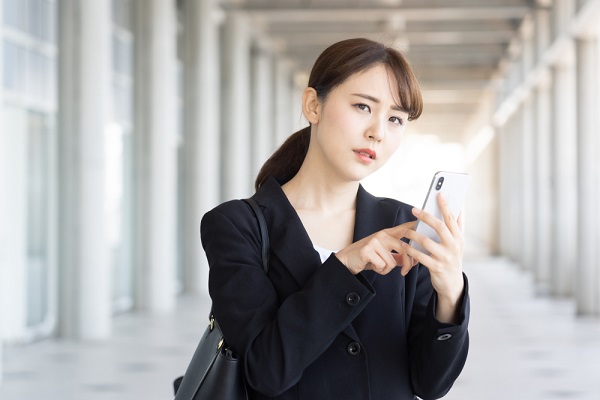 内定辞退をしようとする女性の写真
