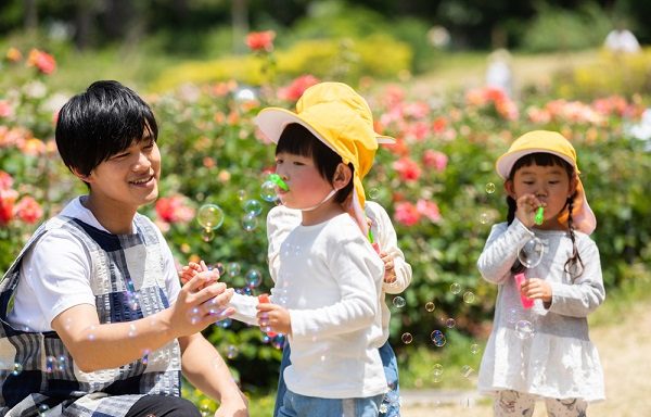 男性保育士の割合や役割とは 女性との給料の違いやメリット 将来性について 保育学生の就活お役立ちコラム 保育士就活バンク