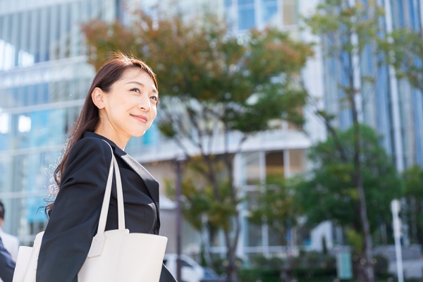 スーツを着ている女性