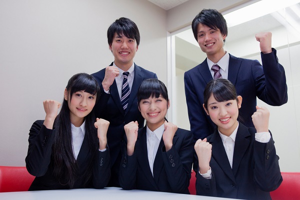 ガッツポーズしている学生