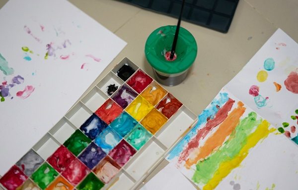 保育実習に役立つ手形製作のアイデア ねらいや援助のポイント 春夏秋冬のネタ 保育学生の就活お役立ちコラム 保育士就活バンク 保育実習に役立つ手形製作のアイデア ねらいや援助のポイント 春夏秋冬のネタ 保育学生の就活お役立ちコラム 保育士就活バンク