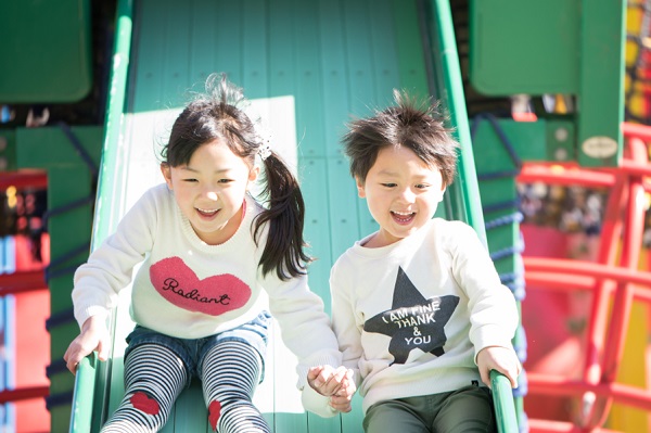 滑り台を降りる子ども