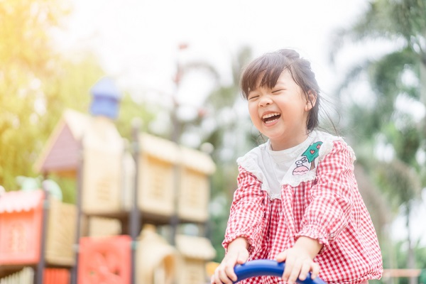 公園で遊ぶ女の子