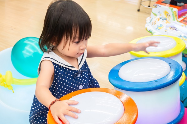 楽器を叩く子ども