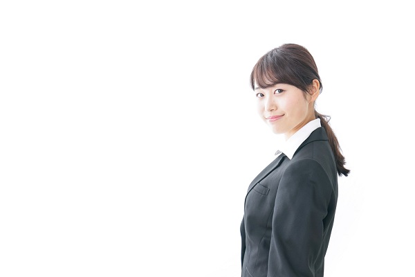スーツの女性