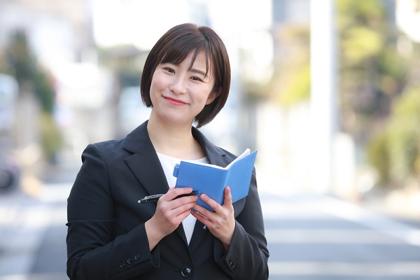 スケジュールを調整する就活生の写真