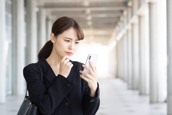 スマホを見て困っている様子