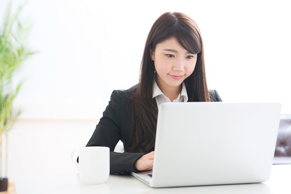 仕事をしている女性