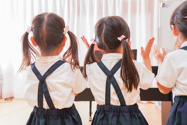 保育実習でピアノを弾いている写真