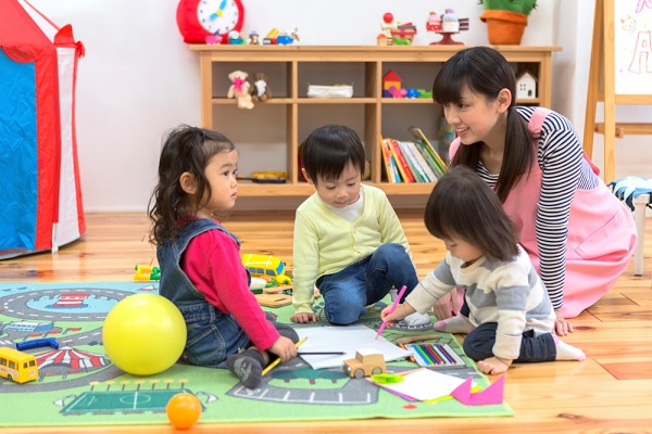 保育実習に参加する学生の写真