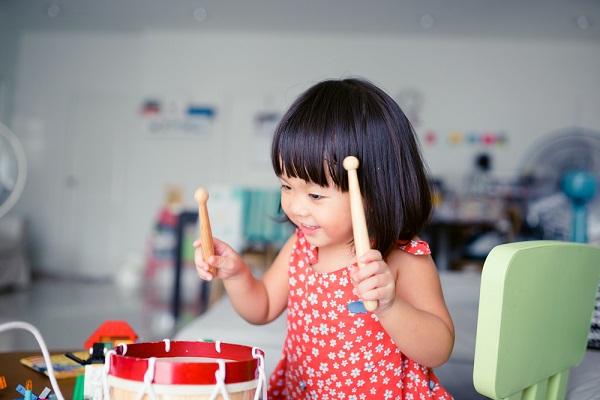 リズム遊びを楽しむ子ども