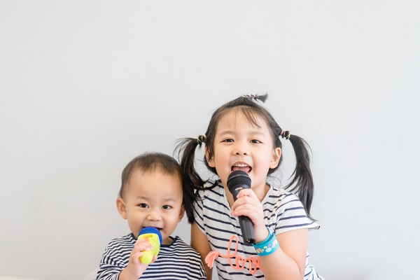 リズム遊びを楽しむ子ども