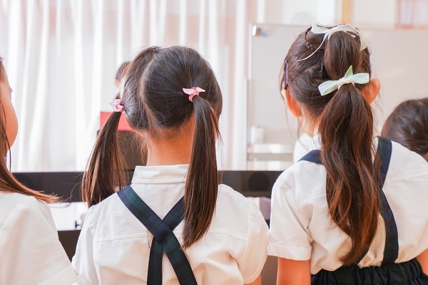 保育園で歌を練習する子どもの写真