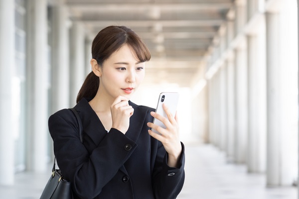 スマホを見ている女性