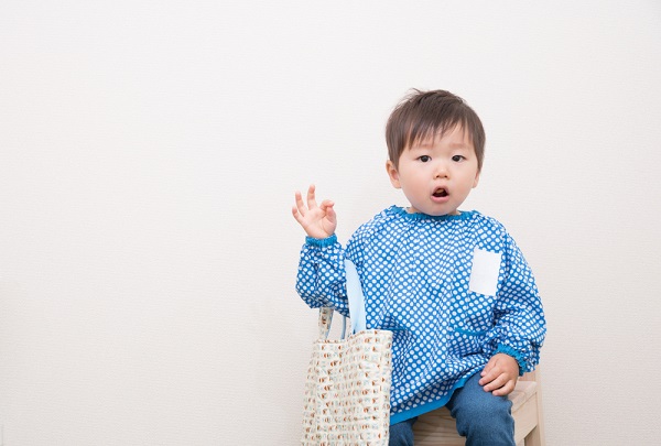 手を挙げている子ども
