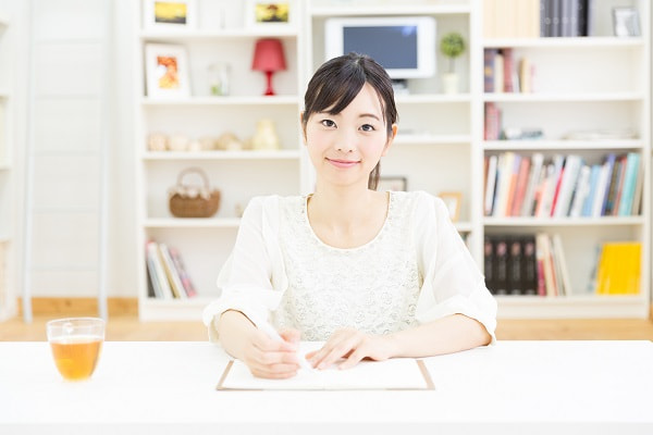保育実習の反省を書く実習生