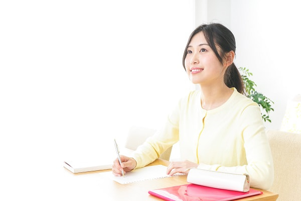 保育実習の反省を書く実習生