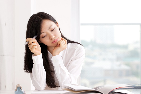 考え事をする女性