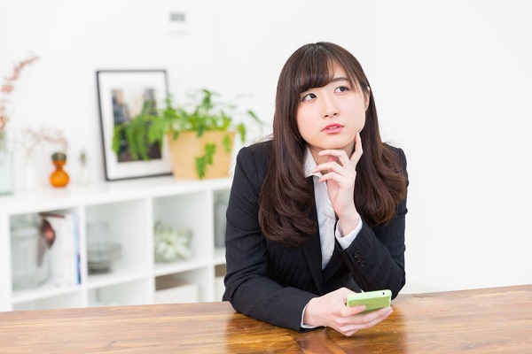 考える女性