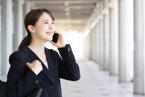 電話をする女性