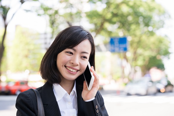 電話をする女性