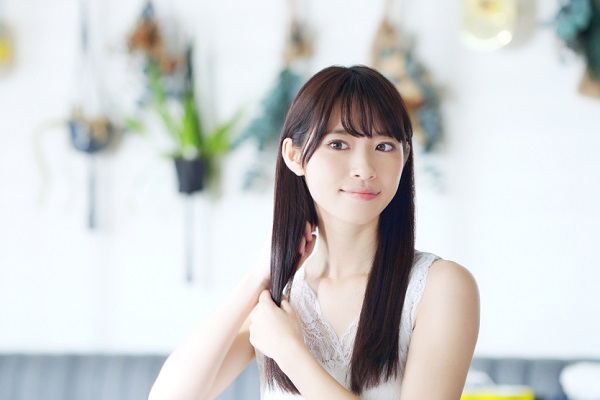スタイリングする女性