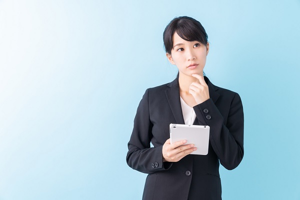 スーツを着た女性の写真