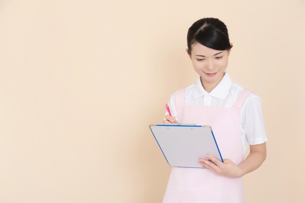 保育日誌に悩む保育士さんの写真
