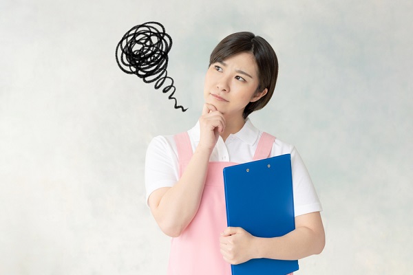 保育日誌に悩む保育士さんの写真