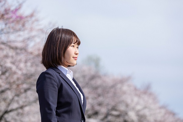 スーツの女性