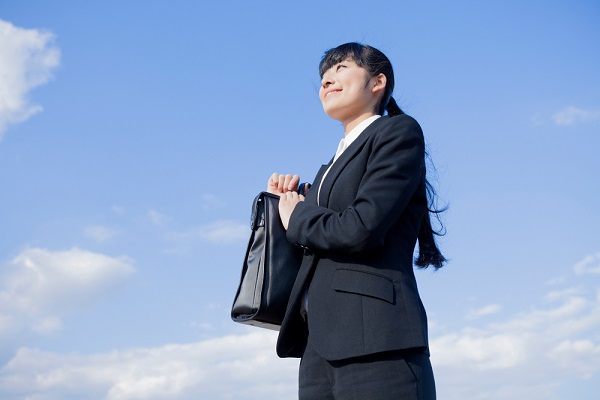 青空の下にいる女性