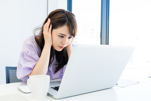 頭を抱える女性
