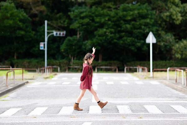 横断歩道を渡る子どもの写真
