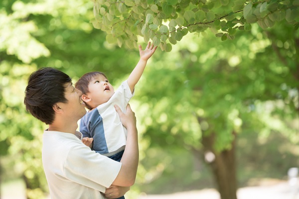 【5月の月案】0歳児クラスの文例集。ねらいや配慮、援助や反省の書き方