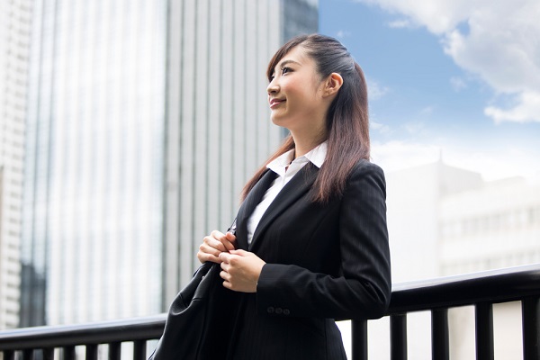意気込む就活中の女性